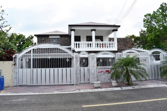 Venta Hermosa Casa En Urbanización El Paraíso, Santiago (hfc-234)