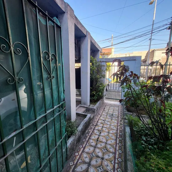 Casa En Venta - 2 Dormitorios 1 Baño - Cochera - 130mts2 - Valentín Alsina