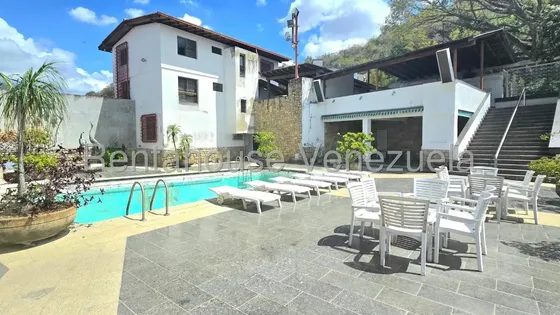 Amplia Casa En Venta, Urb. Colinas De Los Chaguaramos