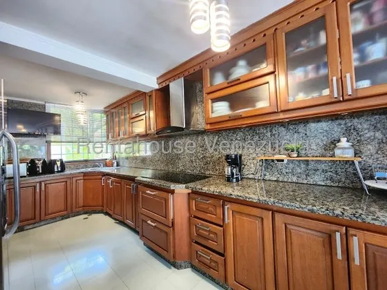 Daniela Linarez Vende Casas Hermosa Con Acabados Exquisitos Muy Elegante En Exclusiva Zona Del Este De Barquisimeto Muy Amplia De 4 Niveles Visitala                                                    