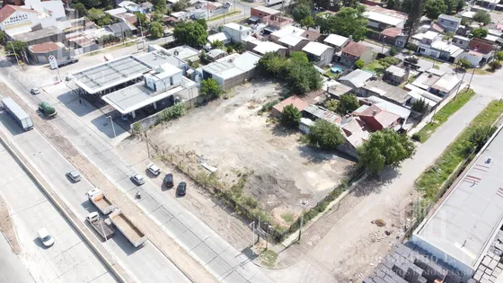 Amplio Terreno En Esquina. En Block O Separado. 2100m2 - Venta