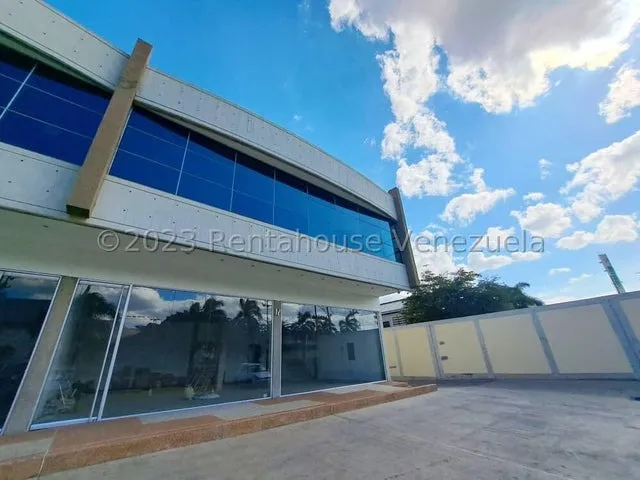 Gisselle Lobo Tiene Estrategico Local Comercial En Alquiler En La Zona Industrial 2 Ubicado En Plaza Comercial De Alto Trafico Con 2 Plantas Y 280 Metros Cuadrados Ideal Para Tu Negocio 2 5 1 0 3 3 4