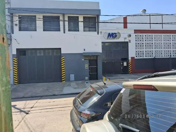 Loma Hermosa (3 De Febrero) - Galpón Venta Usd 390.000