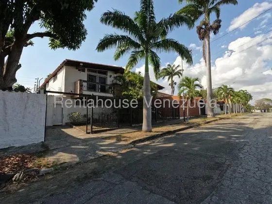 Julio Martínez Vende Hermosa Casa En Santa Elena, Al Este De Barquisimeto, Con Espacios Modernos Con Acabados En Óptimas Condiciones.