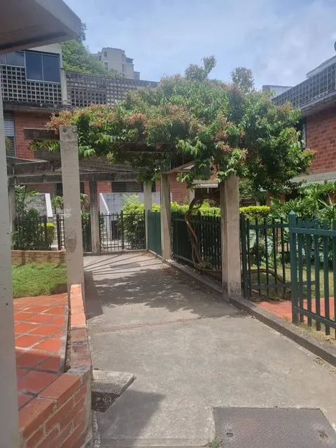 Se Vende Townhouse En Los Chorros Dos Caminos (para Actualizar)(jll)