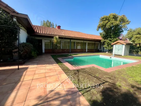Casa Estilo Colonial De 6d + Piscina. Cercano A Co...