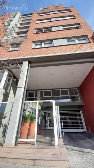 Departamento - Moron Sur - Frente A La Plaza