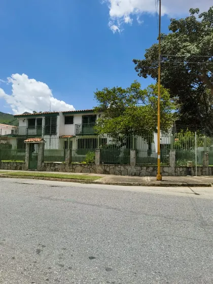 Tibisay Rojas Vende Amplia Casa De Esquina En Avenida Principal Urbanización Trigal Sur. Valencia