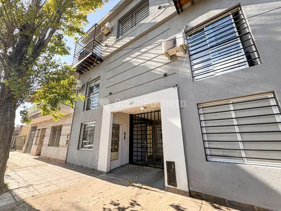 Venta Departamento 3 Ambientes Con Patio Y Cochera En Haedo.