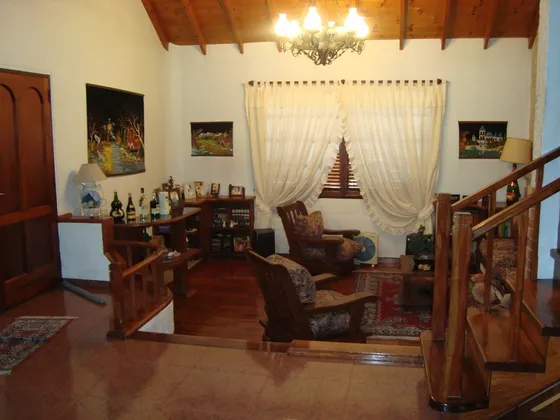 Ciudadela. Italia 4400.  Casa 2 Plantas 4 Ambientes 3 Cocheras Parque Piscina Quincho