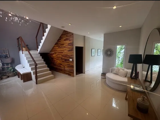 Venta Casa 5 Dormitorios Los Naranjos Con Cochera