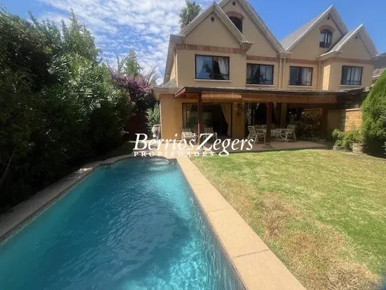 Casa En Venta De 4 Dorm.4 Baños, Servicios En Las Condes