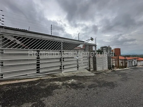 Julian Galindez Vende Exclusiva Casa En Urbanizacion El Pedregal Barquisimeto #25-23181