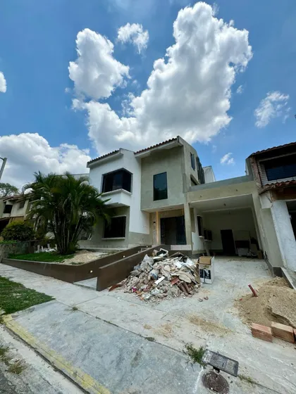 Josseyris Jimenez Vende Casa En Altos De Prebo