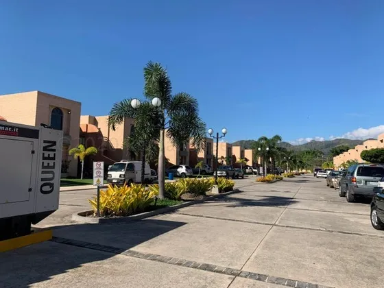  Hermoso Townhouse Inm Estilo Americano Totalmente Amoblado, Excelente Distribucion, Pozo De Agua, Planta Electrica Total,