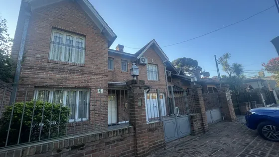 Hermosa Casa De 4 Amb En Castelar Norte- Excelente Ubicación! Apto Crédito