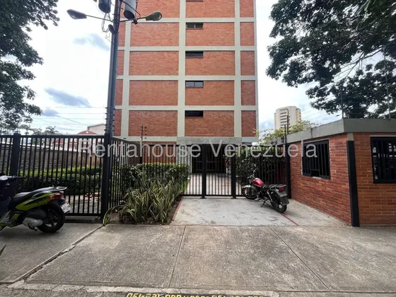 Amplio Y Exclusivo! Apartamento En Alquiler Calle Los Colegios En Guaparo Disfruta De La Comodidad, Seguridad Y Privacidad Que Ofrece Este Impecable Apartamento De 162 Mâ2