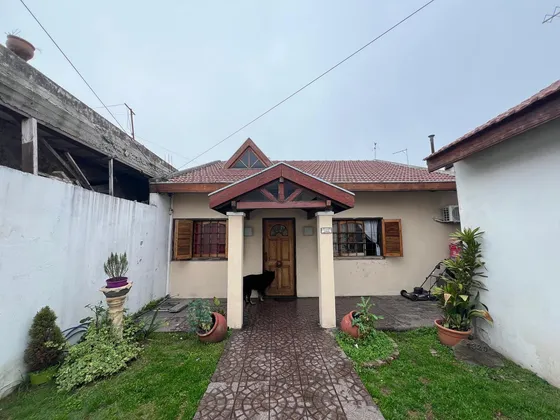 Casa De Cuatro Ambientes Con Piscina Y Cochera A La Venta En Avellaneda Crucecita