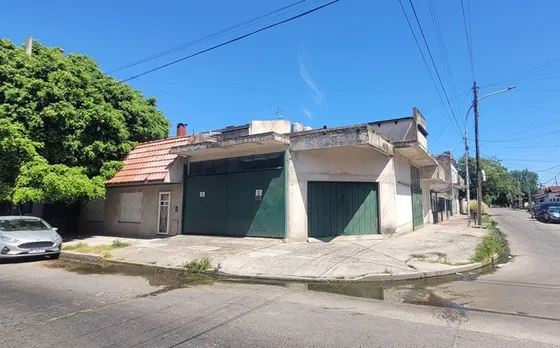 Venta En Block 2 Departamentos, Galpón En Esquina Y Cochera