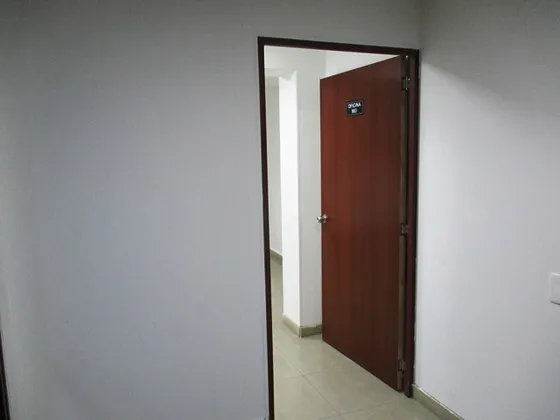 Arriendo Oficina 903 Chapinero Noveno Piso De 35 Mt Dos Espacios Muy Privada Terraza Luces Led Piso En Mármol Baño Privado Y  Baterías De Baños Comunales Ascensor Escaleras De Emergencia Recepción 24h