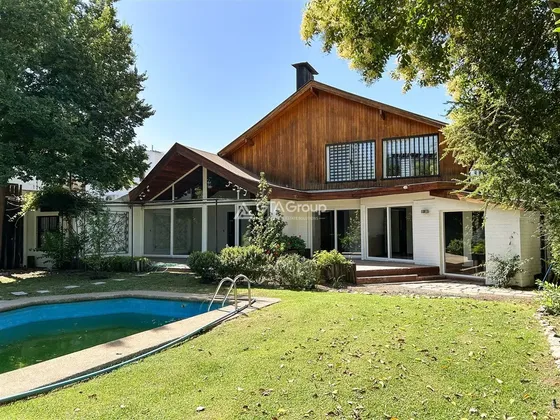 Casa En Venta Ubicado En Vitacura, Las Hualtatas