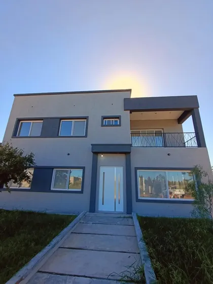 Casa En Venta, A Estrenar. 5 Dormitorios. Horizontes Al Sur.