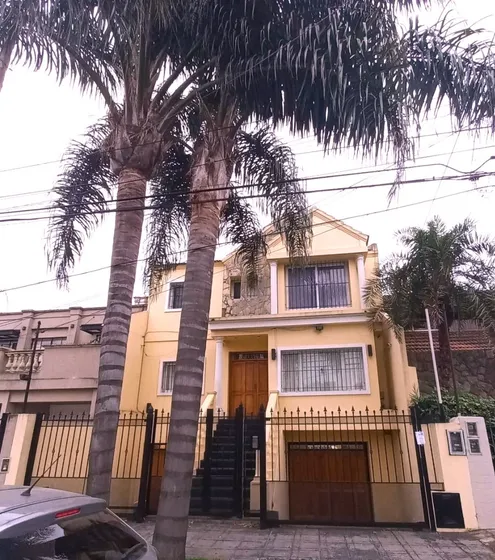 Casa De Categoria En Venta (posible Permuta Menor Valor)