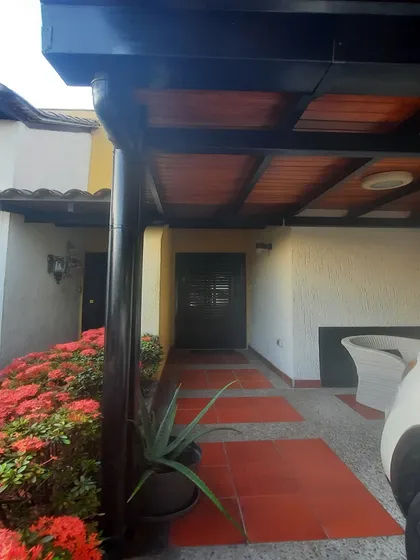 Con Agua De Pozo, Totalmente Remodelado, Equipado,pisos De Porcelanato, Piscina Sevende Town House En Tazajal Naguanagua Venezuela