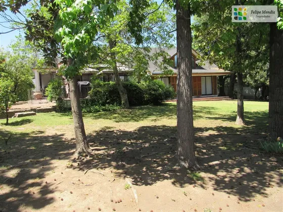 Casa Bien Emplazada Con Gran Terreno Plano Y Arbolado.