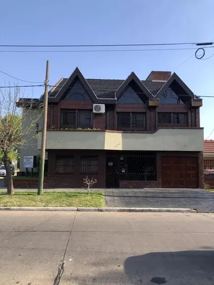 Casa En Venta - 4 Dormitorios 5 Baños - Cochera - 250mts2 - Lomas De Zamora