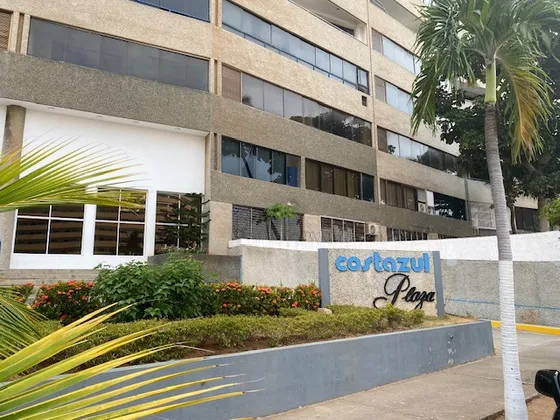 Apartamento En Residencias Costa Azul Plaza, Urbz. Costa Azul, Diagonal Al C. C. La Vela Y Cerca De La Playa Del Bayside Ic-00307