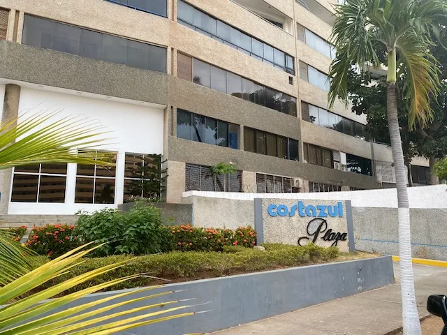 Apartamento En Residencias Costa Azul Plaza, Urbz. Costa Azul, Diagonal Al C. C. La Vela Y Cerca De La Playa Del Bayside Ic-00307