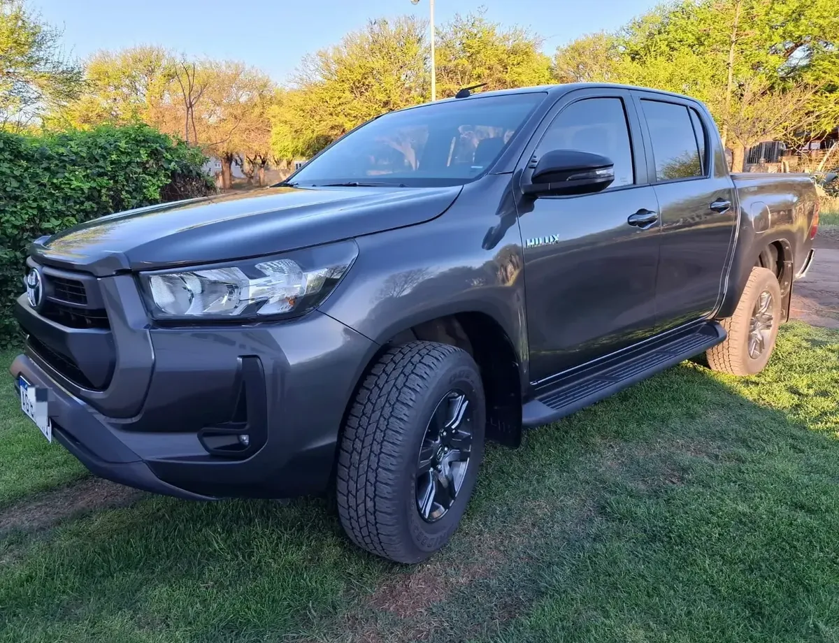 Toyota Hilux Sr 4x2 Automatic 2024
