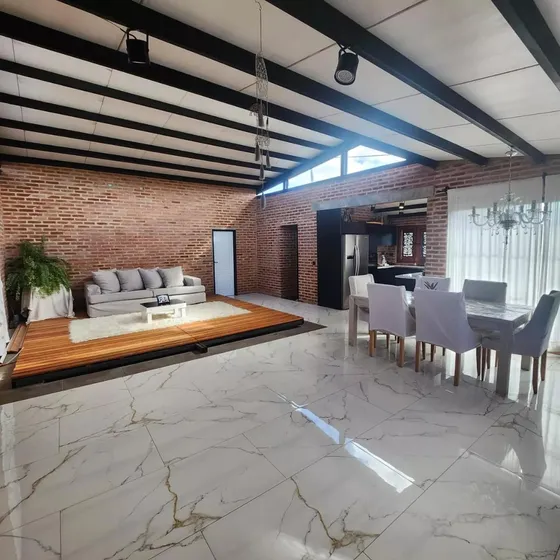 Casa En Venta - 2 Dormitorios 2 Baños - Cocheras - 1.050mts2 - Chascomús