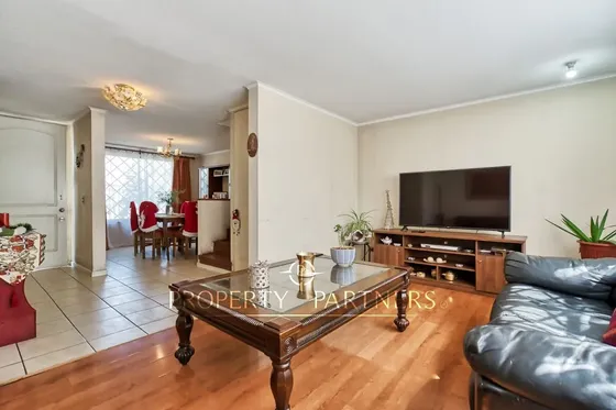 Venta De Amplia Casa Con 4d 3b En 3 Pisos, Peñalol...