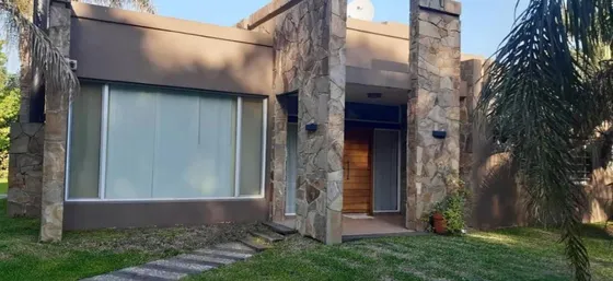 Casa En Venta - 2 Dormitorios 3 Baños - Cocheras - 1.800mts2 - Moreno