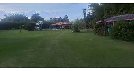 Finca Para La Venta Con Un Excelente  Lote 100% Plano En Llanogrande