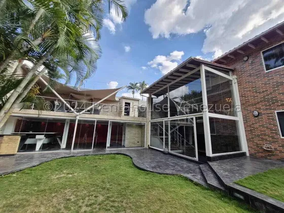 Casa De 3 Niveles Totalmente Actualizada En Calle Privada En Venta En Cumbres De Curumo