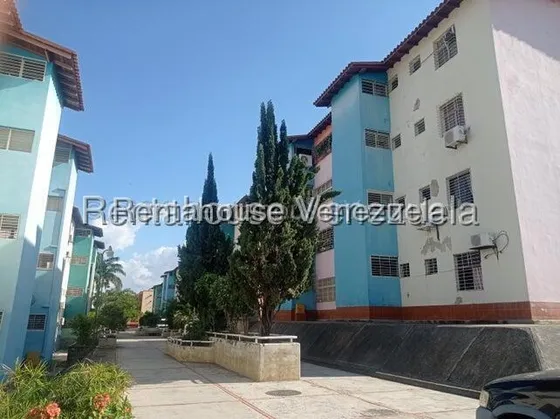 Cómodo Apartamento En El Este De Barquisimeto. 3 Habitaciones, 2 Baños, Cuenta Con Areas Recreativas, Gas Directo Y 1 Puesto De Estacionamiento. Excelente Ubicación. 25-23444 Pm