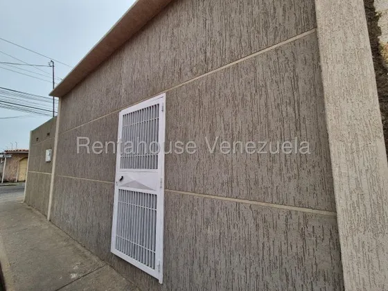 María Valera Trae Para Ti En Alquiler Amplio Local Comercial Al Este De Barquisimeto, A Pie De Calle, Zona De Alto Tráfico Vehicular Y Peatonal, 