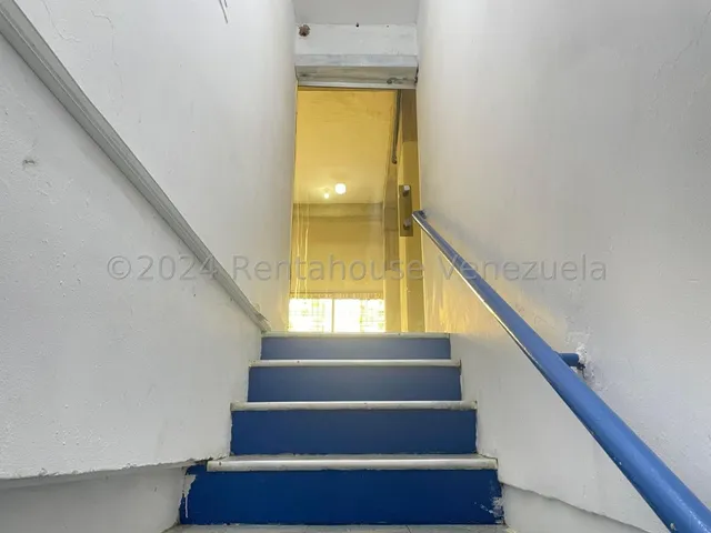 Local Comercial En Alquiler Tipo Oficina En Primer Pso Amplio Luminoso Techo Alto Excelente Para Su Nuevo Negocio Nela 24-19353