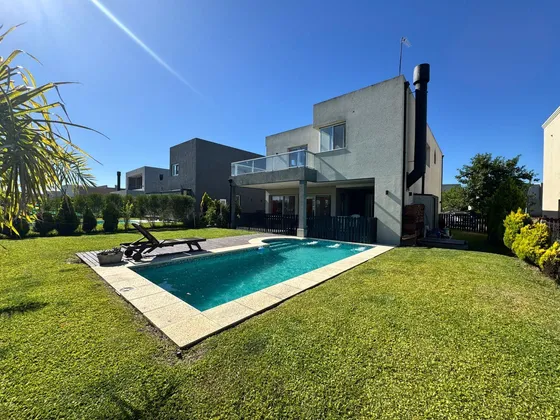 Casa 5 Ambientes En Venta En Barrio Puertos Del Lago, Araucarias Gba Norte