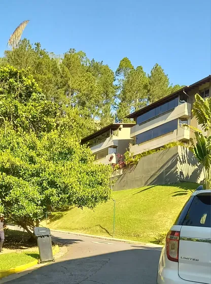 Vendo Bello Y Amplio Apto. En La Urb La Lagunita 240 M2