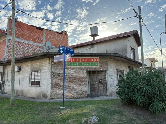 Casa En Esquina Con Departamentos Independientes En Venta - Rafael Castillo
