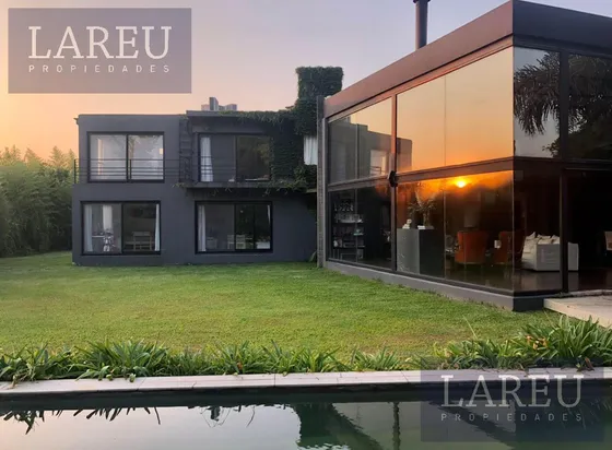 Casa En Venta, En El Barrio  El Estribo