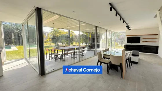 Casa En Vistas, 2 Dormitorios Con Pileta, Lote En Esquina
