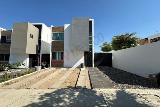Casa En Benevento , En Esquina Como Nueva