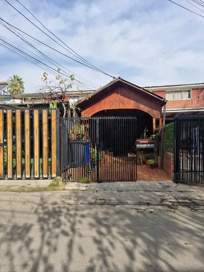 Casa Dos Pisos En Sector Residencial De La Florida