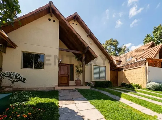 Se Vende Casa  Peñalolén, Sector Quebrada De Macul