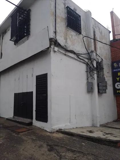 Excelente Local Comercial De 2 Pisos A Pie De Calle De La Av. Cedeño